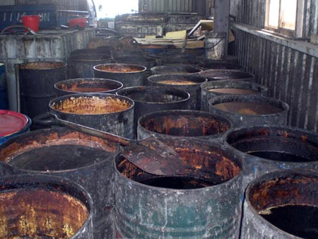 Xưởng sản xuất dầu bẩn ở Đài Loan. Xưởng sản xuất dầu bẩn ở Đài Loan.