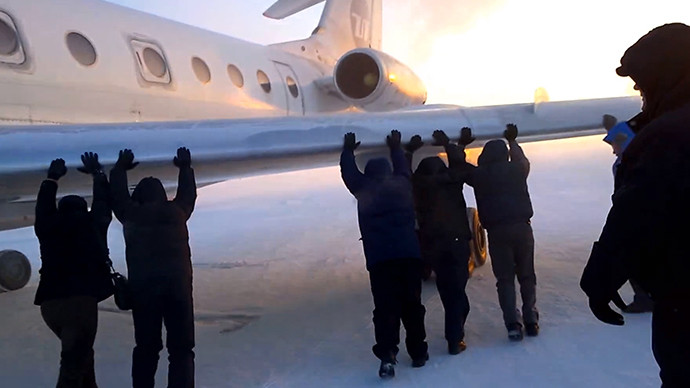 Hành khách chung tay đẩy máy bay bị kẹt trong băng. Hành khách chung tay đẩy máy bay bị kẹt trong băng.