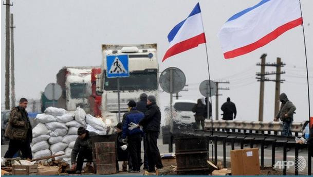 Lực lượng dân quân tự vệ kiểm soát một tuyến đường cao tốc trọng yếu ở Crimea. Lực lượng dân quân tự vệ kiểm soát một tuyến đường cao tốc trọng yếu ở Crimea.
