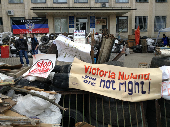 Người biểu tình chiếm trụ sở chính quyền ở Donetsk. Người biểu tình chiếm trụ sở chính quyền ở Donetsk.