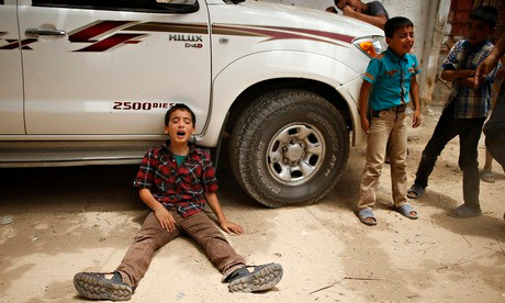 Những cậu bé Palestine khóc thương người thân thiệt mạng trong các vụ tấn công của Israel. Những cậu bé Palestine khóc thương người thân thiệt mạng trong các vụ tấn công của Israel.