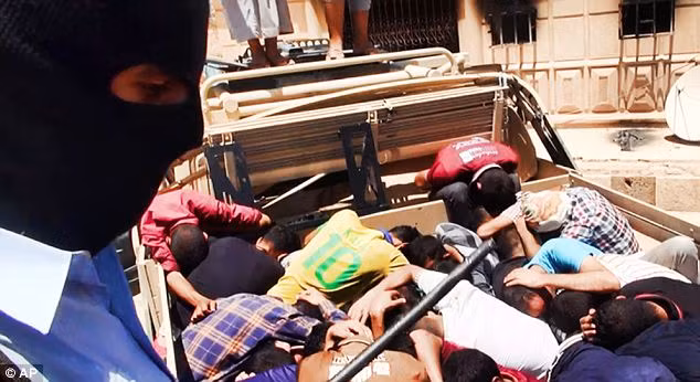 Các tù binh bị những tay súng đeo mặt nạ ép úp mặt xuống xe tải.