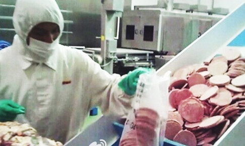 Thị bò viên không dùng tới với thịt tươi được trộn vào nhau tái sản xuất.
