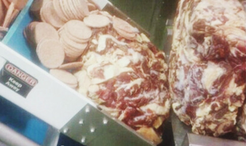 Thịt tươi và đã chế biến được trộn chung đưa vào dây chuyền sản xuất.