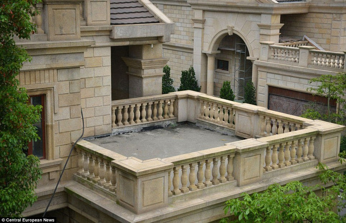 Không đến ở nhưng các nhà đầu tư vẫn phải chi tiền để duy trì sự tồn tại của chúng suốt thời gian qua.