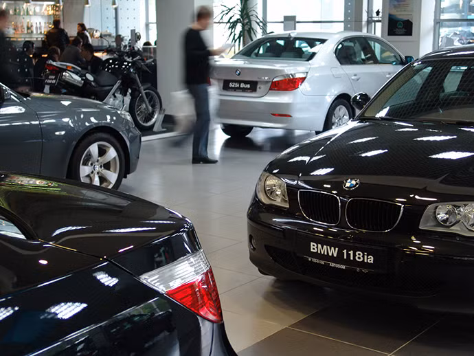 Giá xe hơi nhập khẩu ở Nga đang rẻ hơn cả Mỹ và châu Âu do giá bán vẫn chưa tăng sau khi đồng rúp trượt giá.