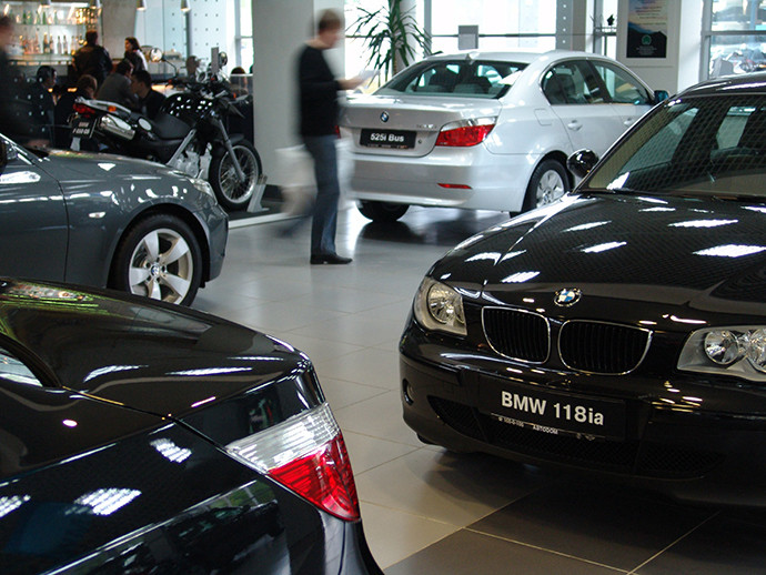 Giá xe hơi nhập khẩu ở Nga đang rẻ hơn cả Mỹ và châu Âu do giá bán vẫn chưa tăng sau khi đồng rúp trượt giá. Giá xe hơi nhập khẩu ở Nga đang rẻ hơn cả Mỹ và châu Âu do giá bán vẫn chưa tăng sau khi đồng rúp trượt giá.