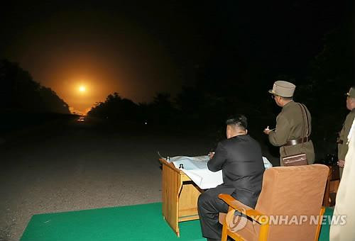 Nhà lãnh đạo Kim Jong-un tại cuộc tập trận đêm 26/7. Nhà lãnh đạo Kim Jong-un tại cuộc tập trận đêm 26/7.