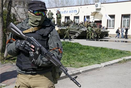 Xe bọc thép Ukraine đầu hàng lực lượng biểu tình đỗ bên ngoài trụ sở hội đồng thị trấn Slaviansk. Xe bọc thép Ukraine đầu hàng lực lượng biểu tình đỗ bên ngoài trụ sở hội đồng thị trấn Slaviansk.