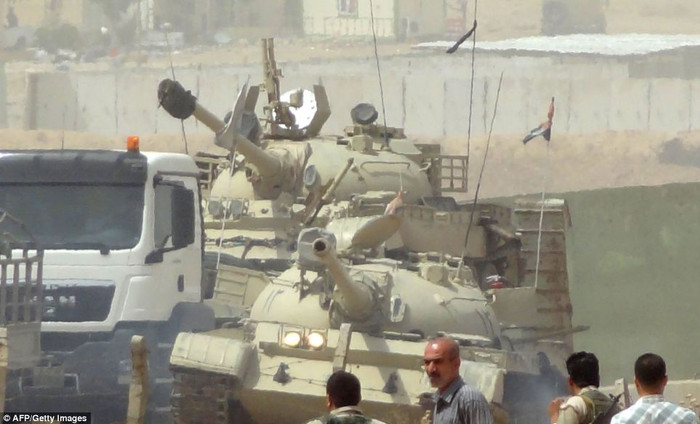 Lực lượng người Kurd lợi dụng hỗn loạn chiếm đóng thành phố Kirkut, trung tâm dầu mỏ của Iraq và được cho là thành phố thiêng của họ, nơi họ từng bị Saddam Hussein đuổi đi. Thành phố này nằm ngay bên ngoài khu định cư của người Kurd trên biên giới Iraq và Syria.