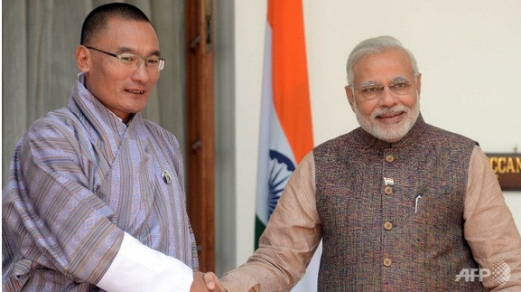 Thủ tướng Narendra Modi (phải) bắt tay Thủ tướng Bhutan Tshering Tobgay tại New Delhi trong lễ nhậm chức. Thủ tướng Narendra Modi (phải) bắt tay Thủ tướng Bhutan Tshering Tobgay tại New Delhi trong lễ nhậm chức.