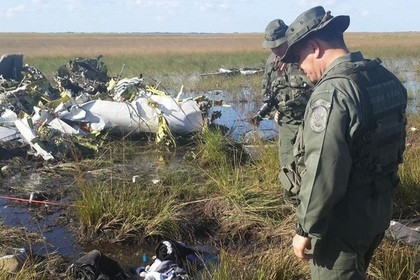 Ảnh xác chiếc máy bay bị bắn hạ được công bố trên Twitter của Bộ trưởng Lopez. Ảnh xác chiếc máy bay bị bắn hạ được công bố trên Twitter của Bộ trưởng Lopez.