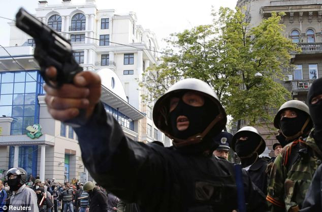 Một người biểu tình ủng hộ Nga trang bị súng lục ở Odessa.