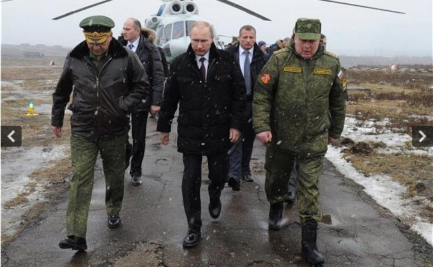 Tổng thống Nga Vladimir Putin cùng với Bộ trưởng Quốc phòng Nga Sergei Shoigu (trái) Tổng thống Nga Vladimir Putin cùng với Bộ trưởng Quốc phòng Nga Sergei Shoigu (trái)