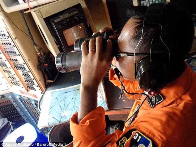 Nhiều người đang cầu nguyện cho những hành khách trên máy bay mất tích.