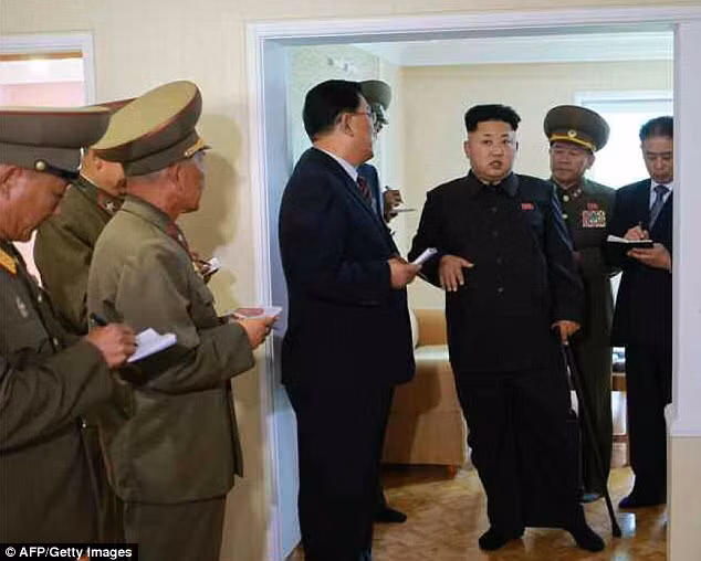 Các báo cáo trước đó cho biết, ông Kim Jong-un bị bong gân, vỡ mắt cá chân do đi lại nhiều bằng giầy trong khi trọng lượng cơ thể quá lớn.