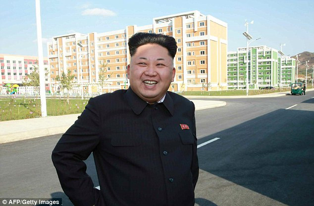 Ông Kim Jong-un cười rạng rỡ trong chuyến thăm khu dân cư mới xây dựng ở Bình Nhưỡng. Ông Kim Jong-un cười rạng rỡ trong chuyến thăm khu dân cư mới xây dựng ở Bình Nhưỡng.