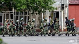 Cảnh sát Trung Quốc biểu dương lực lượng ở Tân Cương ngày 23/5.