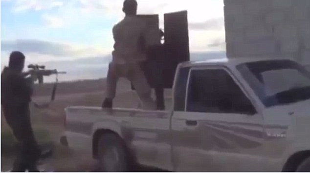 Lực lượng người Kurd dùng súng máy gắn trên xe ô tô để ngăn chặn IS đánh chiếm Kobani. Lực lượng người Kurd dùng súng máy gắn trên xe ô tô để ngăn chặn IS đánh chiếm Kobani.