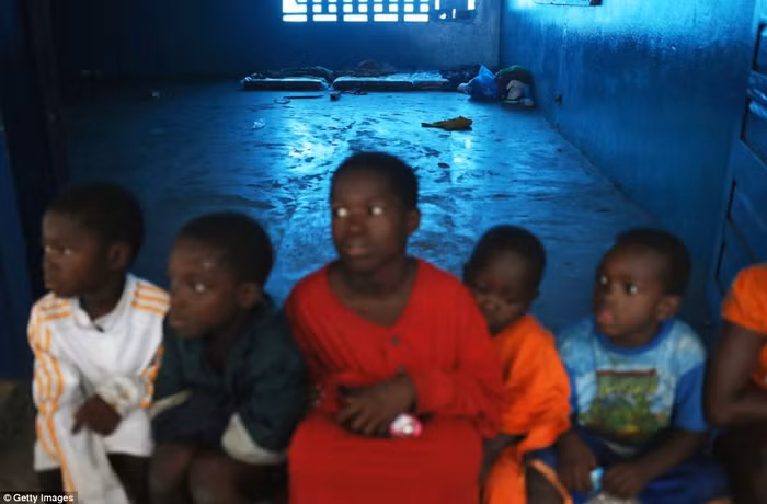 Trẻ em tại khu cách ly dịch bệnh.