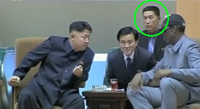 Vệ sĩ riêng tháp tùng Kim Jong-un trong lần tiếp ngôi sao bóng rổ Mỹ Dennis Rodman. Vệ sĩ riêng tháp tùng Kim Jong-un trong lần tiếp ngôi sao bóng rổ Mỹ Dennis Rodman.