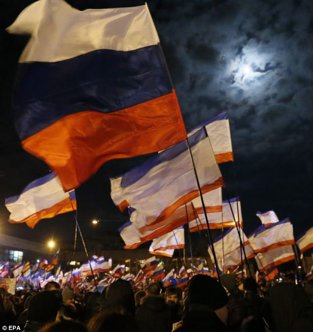 Cờ Nga rợp trời Crimea.