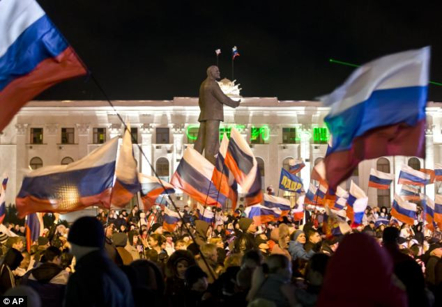 Người dân Crimea tập trung ăn mừng tại Quảng trường Lê-nin.