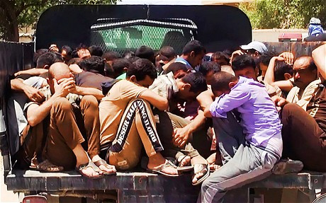 Những người bị bắt được đưa lên xe tải.