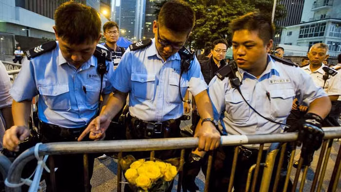 Cảnh sát loại bỏ một số rào chắn trước tòa nhà chính quyền.