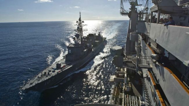 Tàu khu trục Nhật Bản Ikazuchi (trái) bên cạnh tàu sân bay USS George Washington trong cuộc tập trận quân sự ở Thái Bình Dương năm 2010. Tàu khu trục Nhật Bản Ikazuchi (trái) bên cạnh tàu sân bay USS George Washington trong cuộc tập trận quân sự ở Thái Bình Dương năm 2010.
