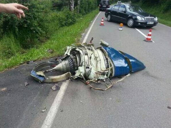 Chiếc máy bay dân sự nát vụn sau cú va đập.