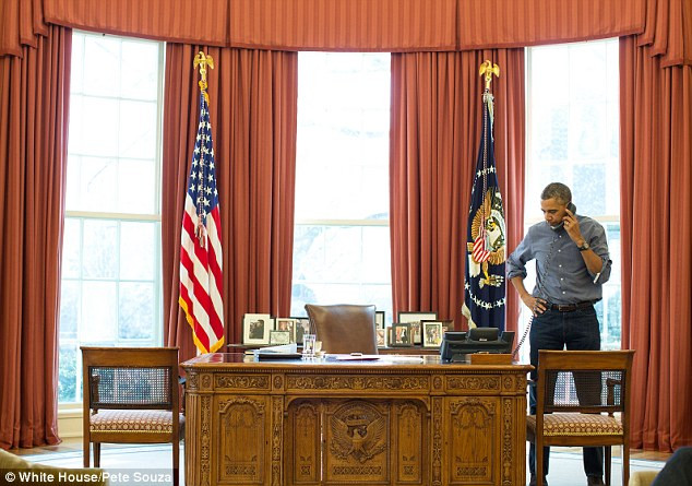 Tổng thống Mỹ Barack Obama điện đàm cho Tổng thống Nga Vladimir Putin từ Nhà Trắng, trong đó cảnh báo về hậu quả của hành động triển khai quân đội tới Crimea, kêu gọi Nga rút quân khỏi khu vực này. Tổng thống Mỹ Barack Obama điện đàm cho Tổng thống Nga Vladimir Putin từ Nhà Trắng, trong đó cảnh báo về hậu quả của hành động triển khai quân đội tới Crimea, kêu gọi Nga rút quân khỏi khu vực này.