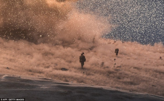 Một kẻ khủng bố đứng gần lá cờ dường như cũng bị nổ tung trong vụ tấn công.