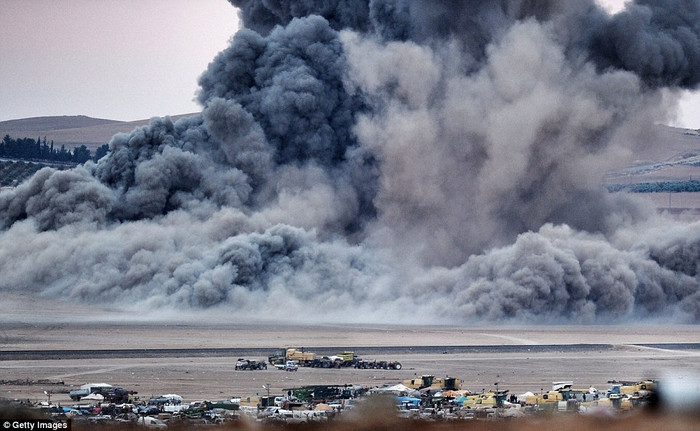 Mỹ và các đồng minh Ả Rập tiếp tục không kích vào các mục tiêu của IS ở Kobani.
