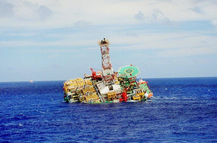 Giá dầu đã sụt giảm từ ngưỡng 110 USD/thùng hồi tháng 7 xuống còn dưới 60 USD/thùng trong tháng này. Giá dầu đã sụt giảm từ ngưỡng 110 USD/thùng hồi tháng 7 xuống còn dưới 60 USD/thùng trong tháng này.