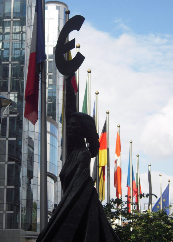 Tăng trưởng trong khu vực đồng euro nói chung chỉ đạt 0,2% trong khoảng giữa tháng 7 và tháng 9. Tăng trưởng trong khu vực đồng euro nói chung chỉ đạt 0,2% trong khoảng giữa tháng 7 và tháng 9.