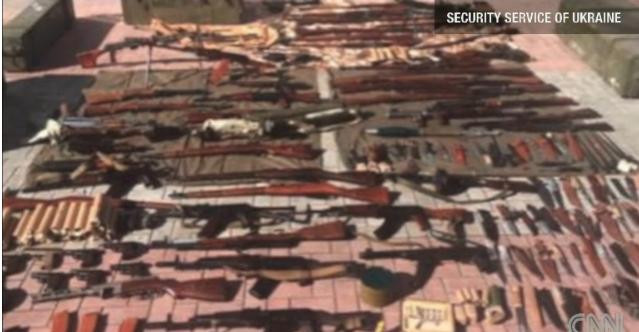 Lượng lớn vũ khí các quan chức an ninh Ukraine thu được trong vụ triệt phá âm mưu tấn công. Lượng lớn vũ khí các quan chức an ninh Ukraine thu được trong vụ triệt phá âm mưu tấn công.
