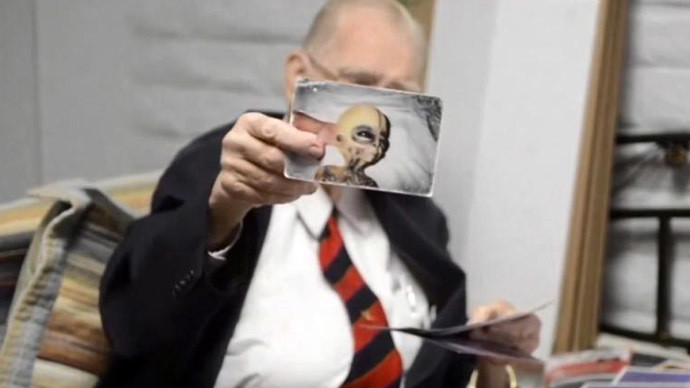 Ông Bushman với bức ảnh được cho là bằng chứng về sự tồn tại của người ngoài hành tinh.