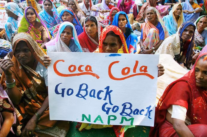 Nông dân Uttar Pradesh biểu tình phản đối nhà máy Coca-Cola.