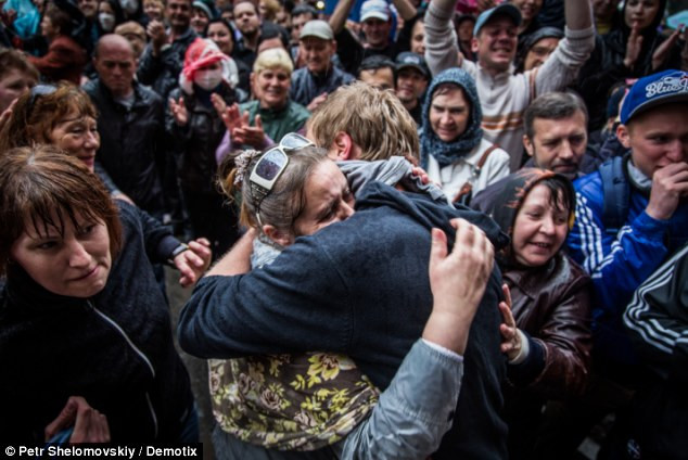 Những người bị bắt đoàn tụ với người thân trong tiếng reo hò của mọi người.