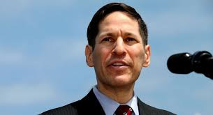 Tom Frieden, Giám đốc Trung tâm Kiểm soát và Phòng ngừa dịch bệnh. Tom Frieden, Giám đốc Trung tâm Kiểm soát và Phòng ngừa dịch bệnh.