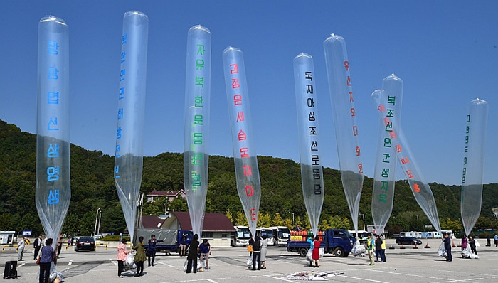 Các nhà hoạt động Hàn Quốc chuẩn bị thả bóng tuyên truyền về phía Triều Tiên. Các nhà hoạt động Hàn Quốc chuẩn bị thả bóng tuyên truyền về phía Triều Tiên.