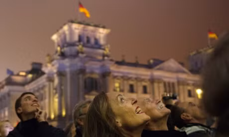 Ngày kỷ niệm 25 năm sự sụp đổ của Bức tường Berlin diễn ra trong bối cảnh hòa bình và sự thịnh vượng của châu Âu đang bị đe dọa một lần nữa bởi những cuộc khủng hoảng sâu sắc trong lòng châu lục này.