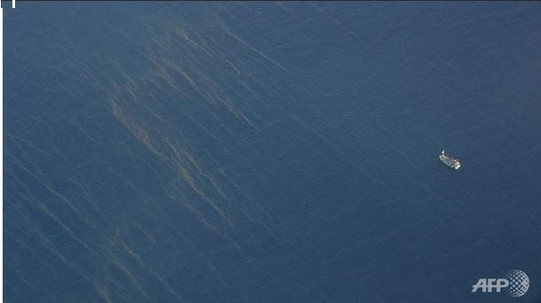 Vệt dầu loang lớn phát hiện trên biển gần đảo Thổ Chu. Vệt dầu loang lớn phát hiện trên biển gần đảo Thổ Chu.