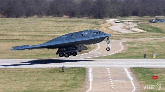 B-2 cất cánh. B-2 cất cánh.