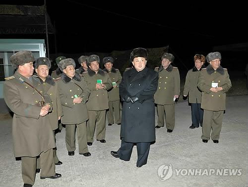Kim Jong-un thị sát diễn tập nhảy dù trong đêm. Kim Jong-un thị sát diễn tập nhảy dù trong đêm.