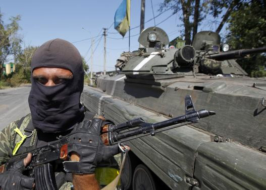 Một binh sĩ Ukraine bảo vệ trạm kiểm soát ở Donetsk. Một binh sĩ Ukraine bảo vệ trạm kiểm soát ở Donetsk.