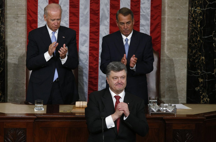 Tổng thống Ukraine Petro Oleksiyovych Poroshenko (giữa) tại Quốc hội Mỹ hồi tháng 9, nơi ông thống thiết kêu gọi Mỹ hỗ trợ vũ khí sát thương cho Kiev. Tổng thống Ukraine Petro Oleksiyovych Poroshenko (giữa) tại Quốc hội Mỹ hồi tháng 9, nơi ông thống thiết kêu gọi Mỹ hỗ trợ vũ khí sát thương cho Kiev.
