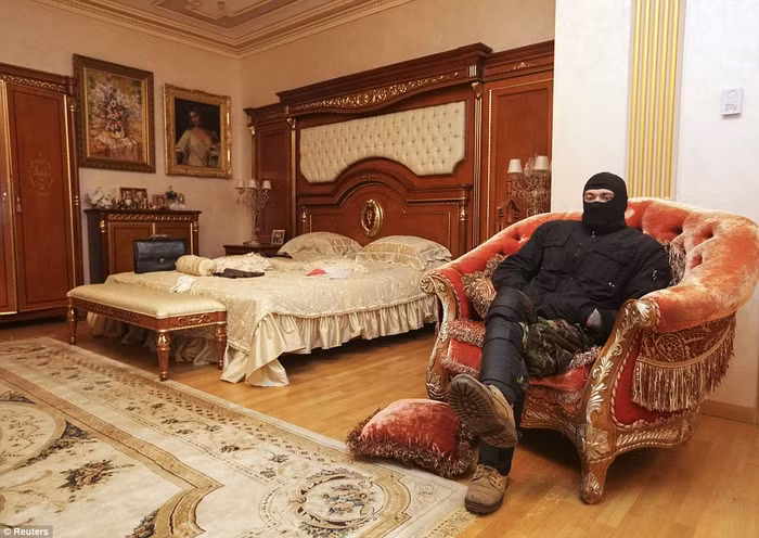 Một phòng ngủ lớn có đầu giường làm từ gỗ cao cấp, thảm cỡ lớn. Một phòng ngủ lớn có đầu giường làm từ gỗ cao cấp, thảm cỡ lớn.