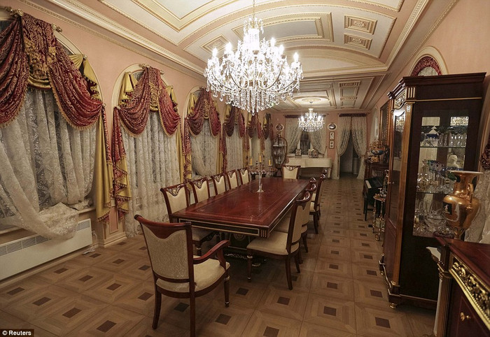 Phòng ăn 12 ghế ngồi. Phòng ăn 12 ghế ngồi.